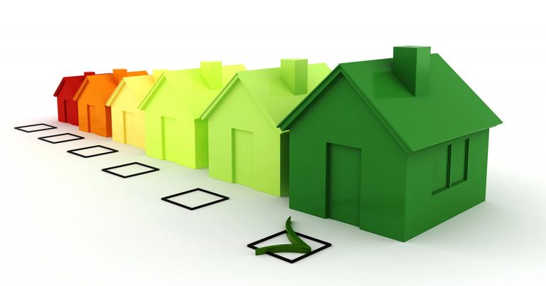 Grafik von stilisierten Häusern in Farbverlauf von Rot zu Dunkelgrün, symbolisierend die Energieeffizienzklassen von Gebäuden – von ineffizient (rot) bis sehr effizient (grün) | Immobilienbewertung
